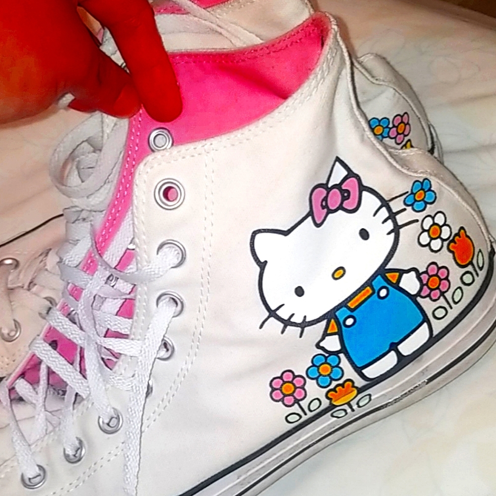 𝙃𝙚𝙡𝙡𝙤 𝙆𝙞𝙩𝙩𝙮 Converse AllStar High-Tops